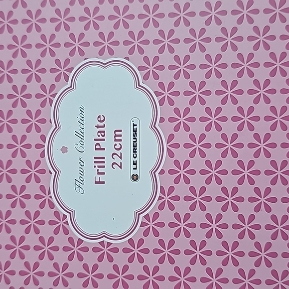 NIB Le Creuset 22cm Satin Blue Bell Purple Frill Plate from the Flower Collectio - Picture 3 of 7